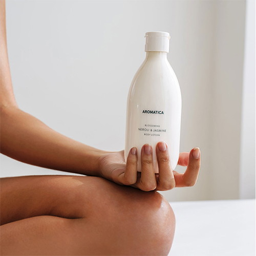 Aromatica Тонизирующий лосьон для тела c маслом нероли и жасмина Blossoming Neroli & Jasmine Body Lotion 300 мл — изображение 3
