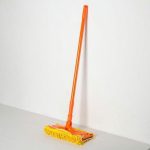 Швабра для мытья пола плоская Доляна, насадка из микрофибры 30x13 см, телескопическая стальная ручка 80-128 см, цвет МИКС